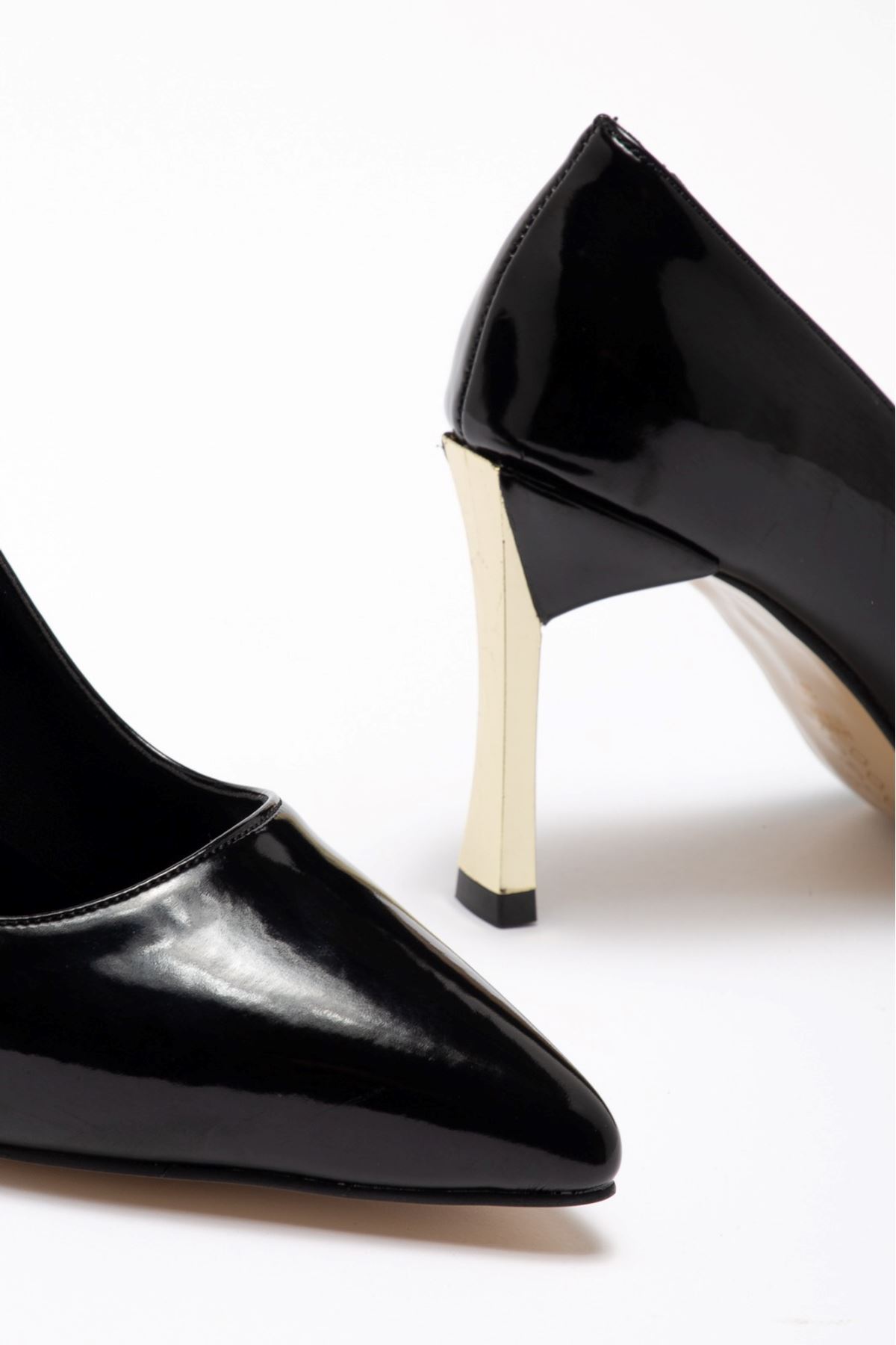 Kadın Siyah Rugan Gold Ökçe Sivri Burun İnce Topuklu Stiletto
