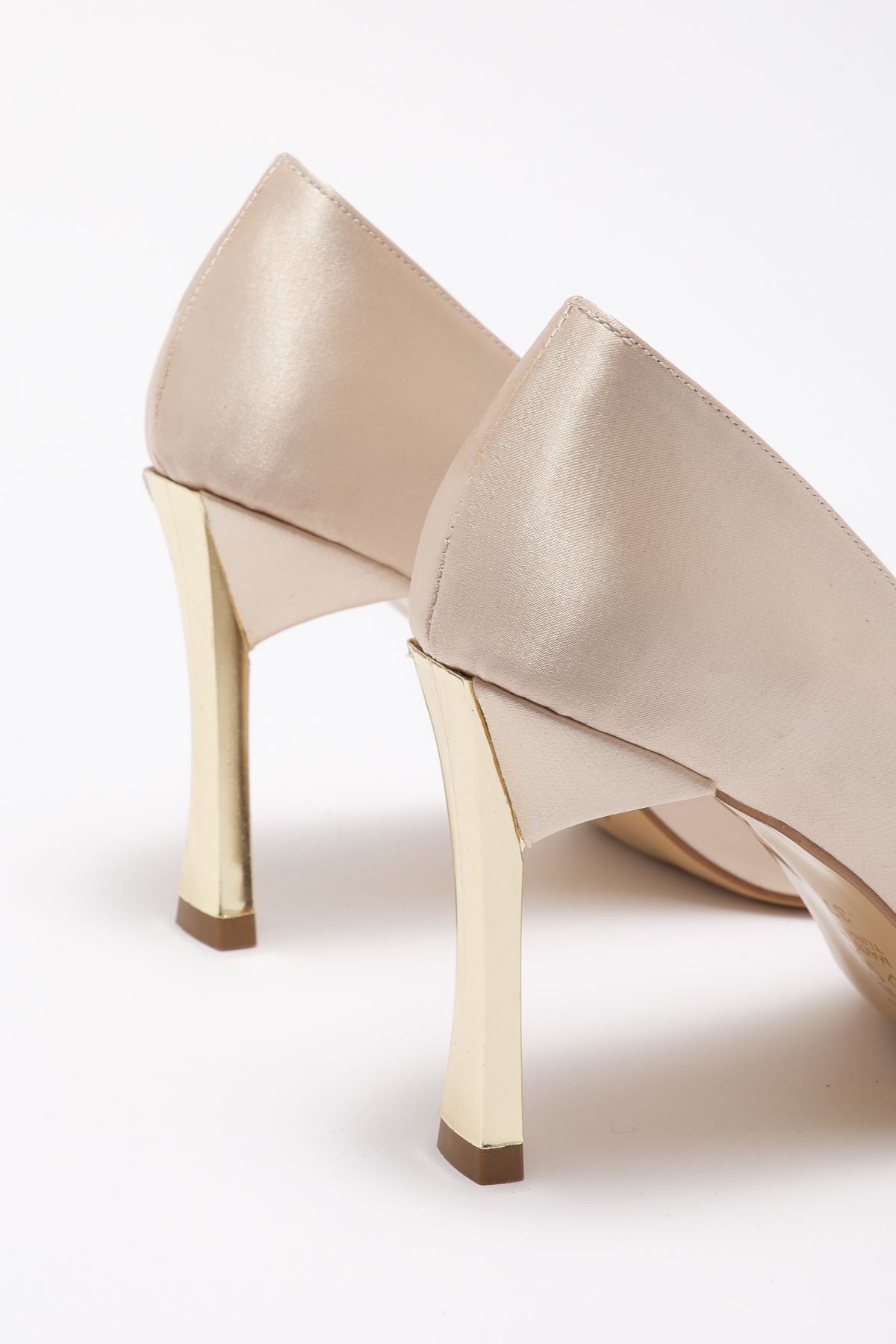 Kadın Bej Saten Gold Ökçe Sivri Burun İnce Topuklu Stiletto