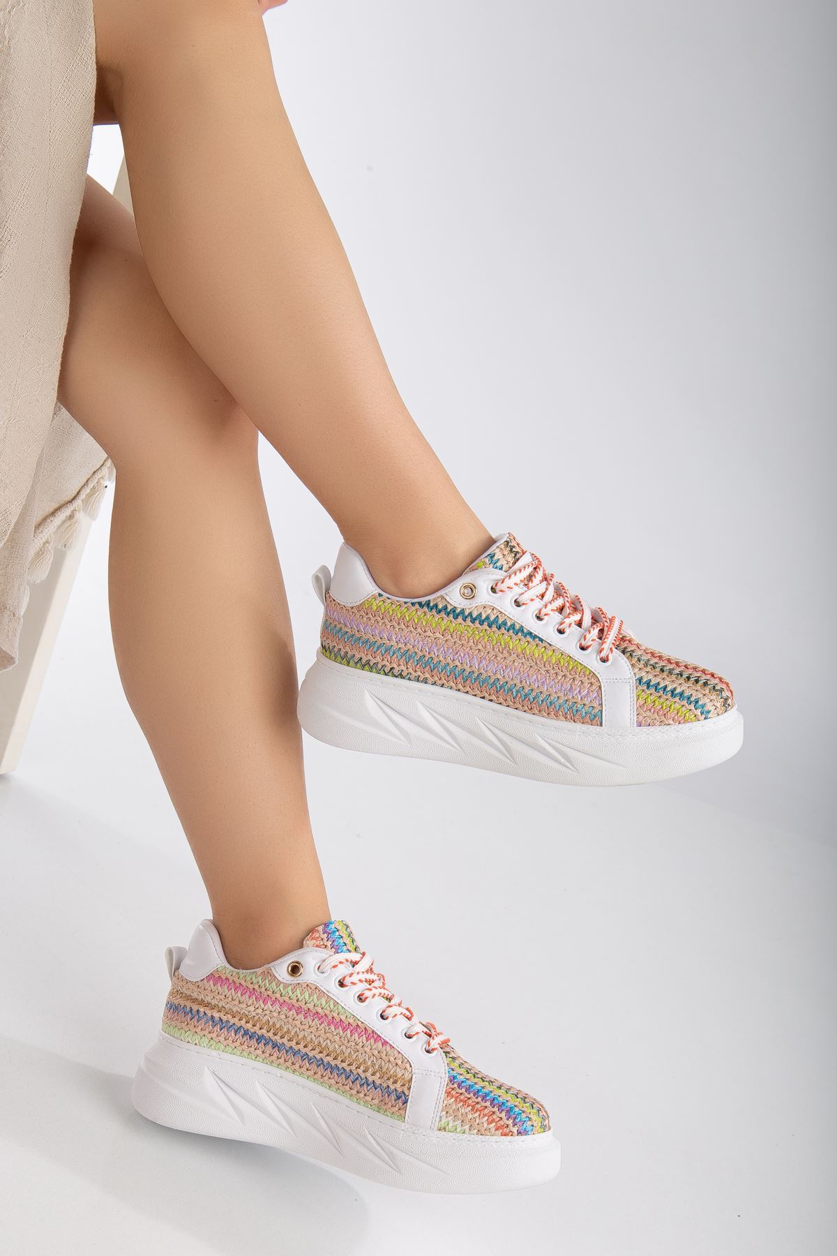 Mavis Beyaz - Renkli Kalın Tabanlı Hasır Detaylı Sneakers