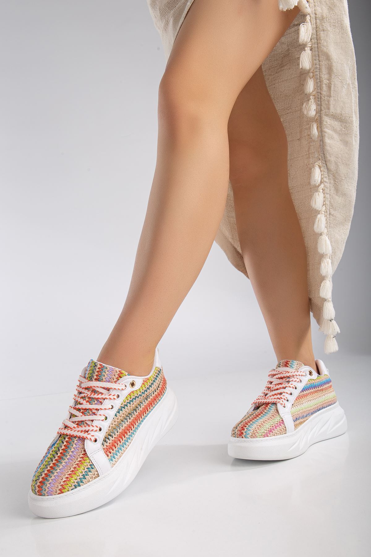 Mavis Beyaz - Renkli Kalın Tabanlı Hasır Detaylı Sneakers