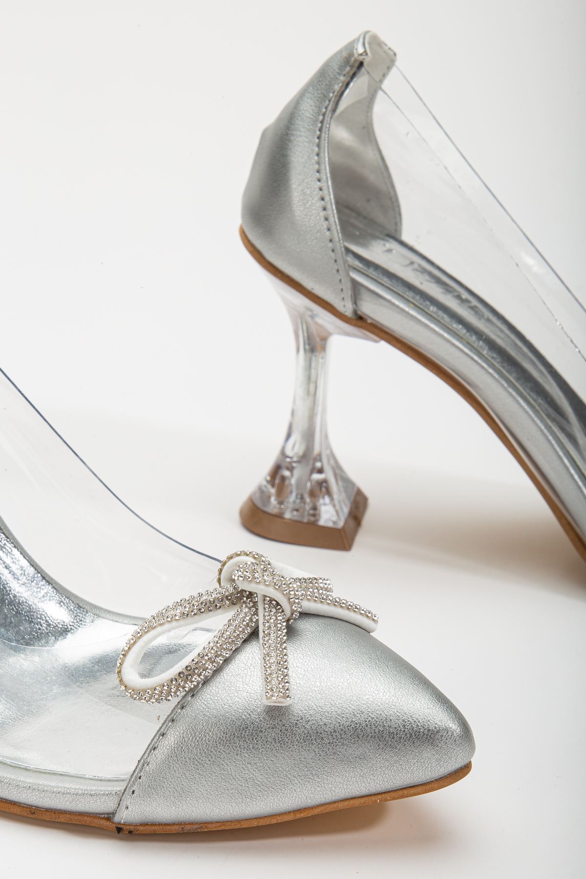 Gümüş Stiletto Taşlı Cilt Şeffaf  Topuklu Ayakkabı