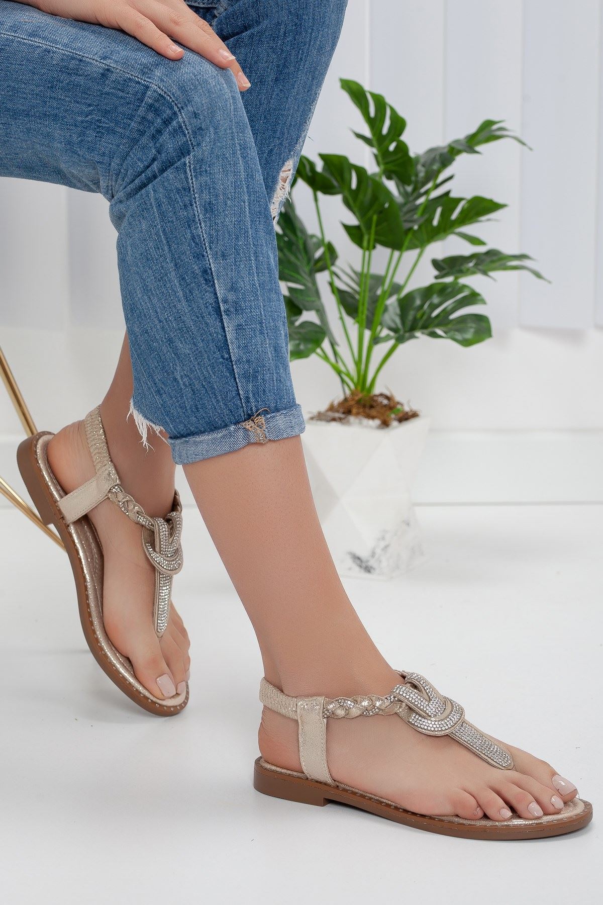 Minna Taşlı Parmak Arası Gold Sandalet