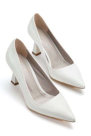 Kadın Beyaz Cilt Sivri Burun İnce Topuklu Stiletto